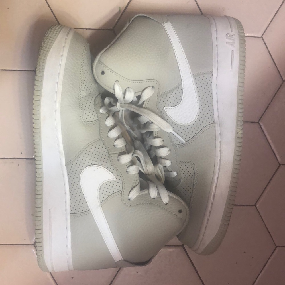 Men’s Nike Air - Size 8 - Hightops - Light Gray & White